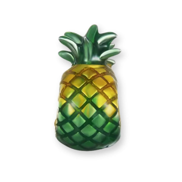 Detailreicher Ananas Charm aus 925er Silber mit goldgelber Emaille – tropisches Schmuckstück als Symbol für Lebensfreude und Gastfreundschaft.
