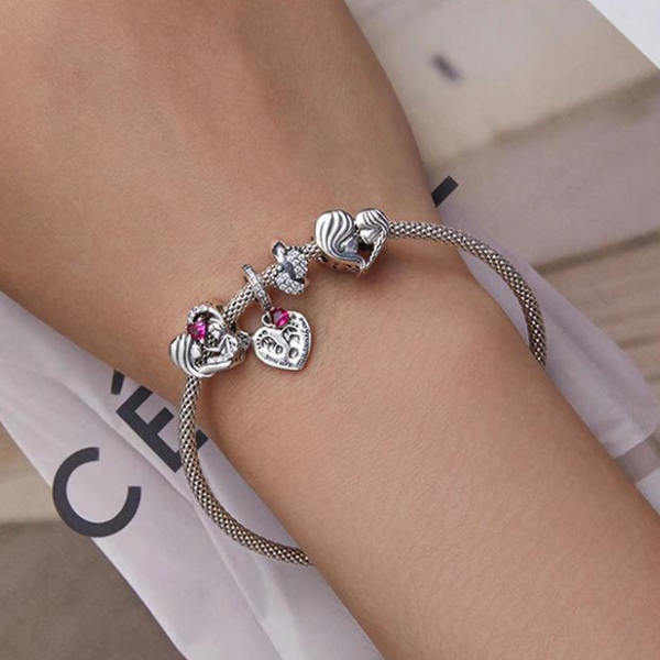 Charm Anhänger zur Geburt eines Baby. Passende Charms für dein Charm Armband findest du bei Falkenkoenig Schmuck auf www.falkenkoenig.com.