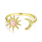 Größenverstellbarer Sonnen Mond Ring aus 925er Sterlingsilber mit Opal-Effekt in Goldoptik für Damen.