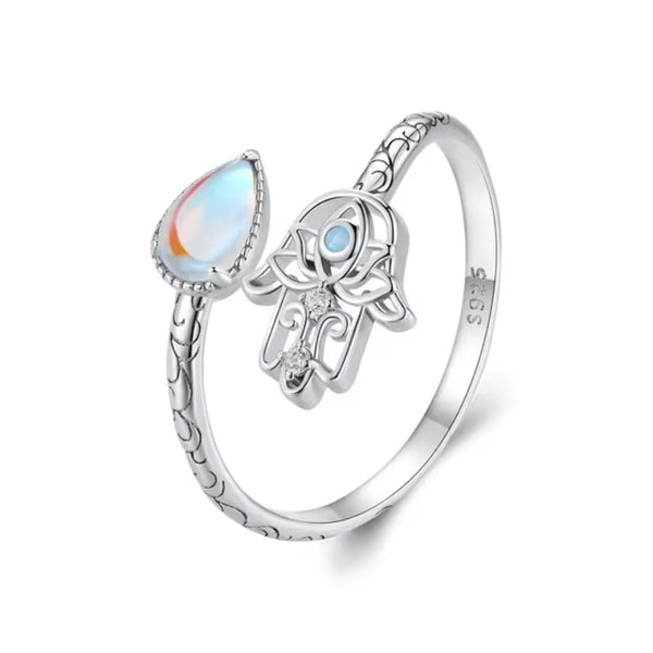 Fingerring Hand der Fatima aus 925er Silber, verstellbar und filigran gestaltet, symbolisiert Schutz und Segen, präsentiert auf einem weißen Hintergrund