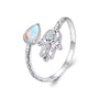 Fingerring Hand der Fatima aus 925er Silber, verstellbar und filigran gestaltet, symbolisiert Schutz und Segen, präsentiert auf einem weißen Hintergrund
