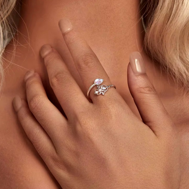 Fingerring Hand der Fatima aus 925er Silber, verstellbar und filigran gestaltet, symbolisiert Schutz und Segen, präsentiert auf einem weißen Hintergrund