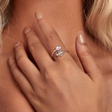 Fingerring Hand der Fatima aus 925er Silber, verstellbar und filigran gestaltet, symbolisiert Schutz und Segen, präsentiert auf einem weißen Hintergrund