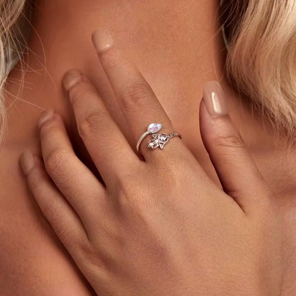 Fingerring Hand der Fatima aus 925er Silber, verstellbar und filigran gestaltet, symbolisiert Schutz und Segen, präsentiert auf einem weißen Hintergrund