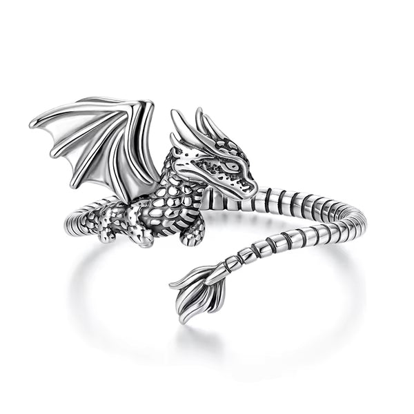Fingerring Drache aus 925er Silber, detailreich und größenverstellbar, symbolisiert Stärke und Weisheit, präsentiert auf einem weißen Hintergrund.