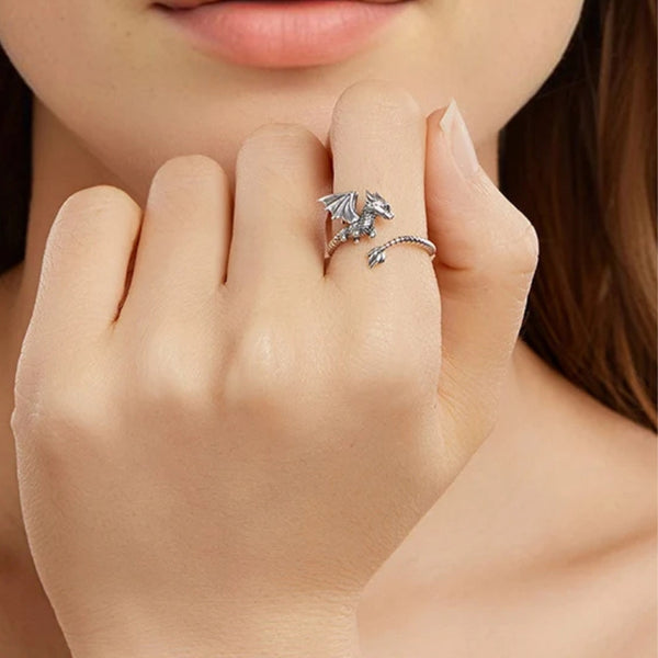 Fingerring Drache aus 925er Silber, detailreich und größenverstellbar, symbolisiert Stärke und Weisheit, präsentiert auf einem weißen Hintergrund.