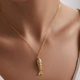 Fisch Halskette aus Edelstahl mit goldenem Fisch Anhänger und Edelstahlkette, wasserfester maritimer Schmuck für Damen und Herren.