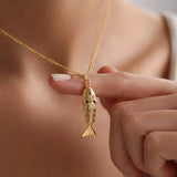 Fisch Halskette aus Edelstahl mit goldenem Fisch Anhänger und Edelstahlkette, wasserfester maritimer Schmuck für Damen und Herren.