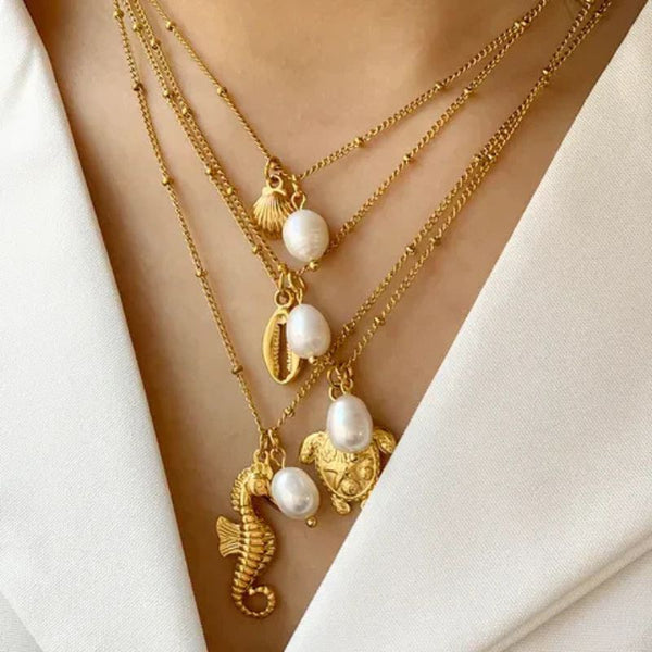 Seepferdchen Halskette aus Edelstahl mit echtem Süßwasserperlen Anhänger, wasserfester maritimer Damenschmuck in Gold.