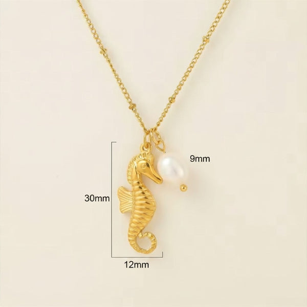 Seepferdchen Halskette aus Edelstahl mit echtem Süßwasserperlen Anhänger, wasserfester maritimer Damenschmuck in Gold.