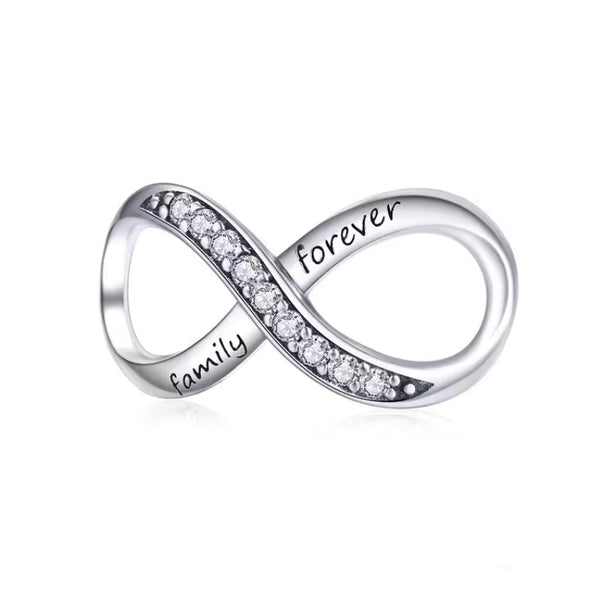 Family Forever, Unendlichkeits Charm-Anhänger aus 925er Silber mit Kristallen – funkelndes Infinity-Symbol für Liebe, Familie & ewige Verbindung.