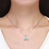 Wal Flossen Charm-Anhänger aus 925er Silber mit blauer Emaille und weißen Kristallen – tragbar am Armband oder an der Kette, inspiriert vom Meer.