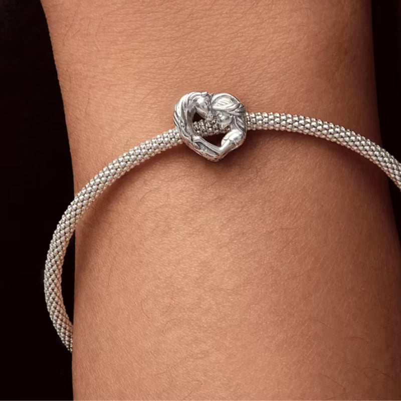 Armband mit Herz Charm 925er Sterlingsilber mit Pferdemädchen und Pferd Kopf an Kopf – Schmuck für Reiterinnen und Pferdeliebhaber.