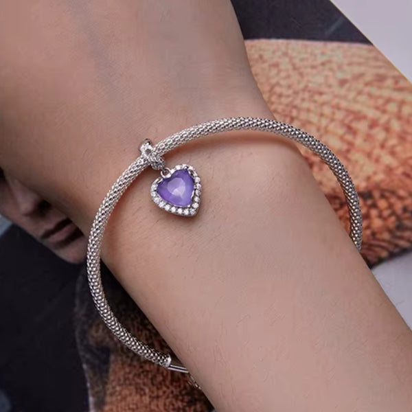 Lila Kristall Herz Charm aus 925er Silber – vielseitiger Anhänger mit violettem Herz in der Mitte, umrahmt von weißen Kristallen, tragbar an Armband oder Kette.