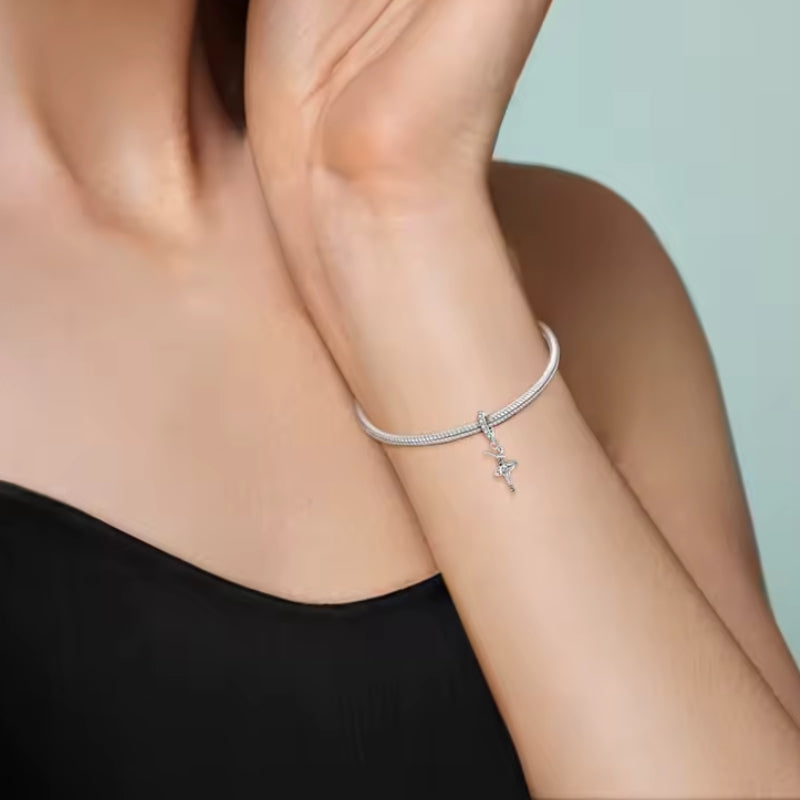 Ballerina Charm-Anhänger aus 925er Silber mit Kristallen – tragbar an Armband oder Halskette, elegant & filigran gestaltet.
