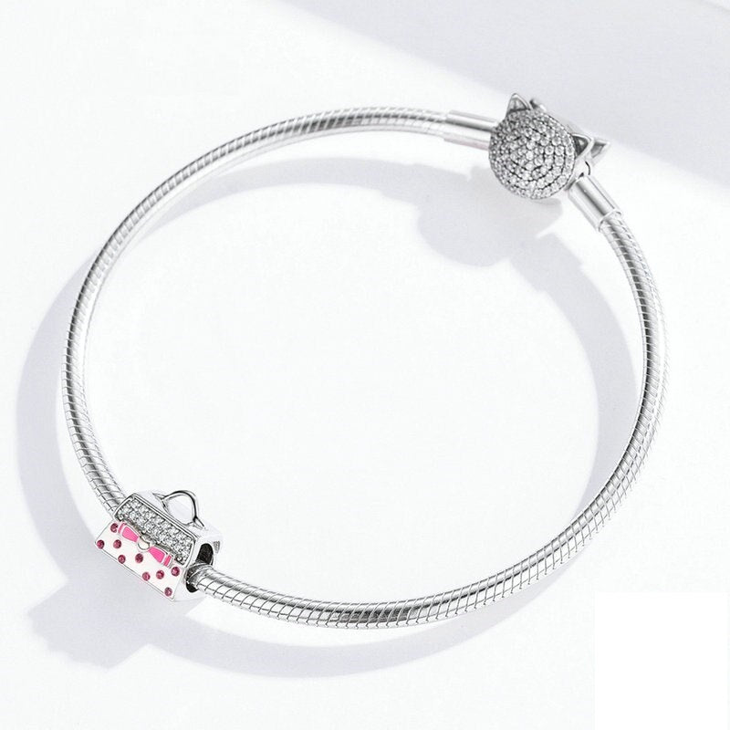 Handtaschenn Charm Anhänger aus Sterling Silber mit blauer Emaille – Symbol für Reisen, Urlaub, Glücksbringer und Schutzenge