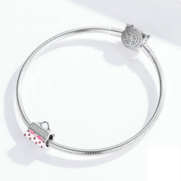 Handtaschenn Charm Anhänger aus Sterling Silber mit blauer Emaille – Symbol für Reisen, Urlaub, Glücksbringer und Schutzenge