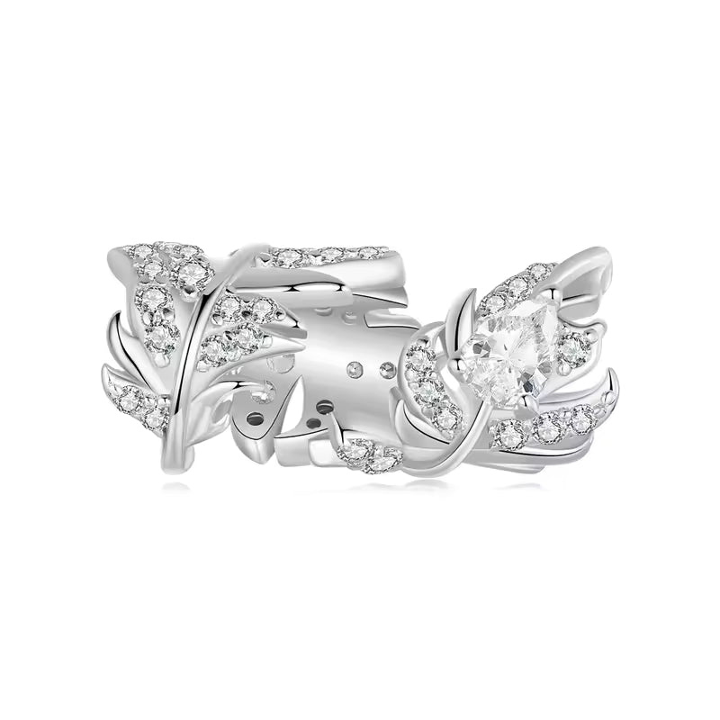 Feder Charm aus 925er Silber, verziert mit funkelnden Kristallen – Symbol für Leichtigkeit, Freiheit und spirituelle Eleganz.
