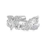 Feder Charm aus 925er Silber, verziert mit funkelnden Kristallen – Symbol für Leichtigkeit, Freiheit und spirituelle Eleganz.