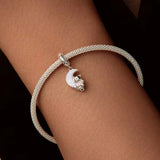Katzen Charm mit baumelnder Katze an rosa Halbmond-Opal – zauberhaft, verspielt und elegant für Charm-Armbänder.