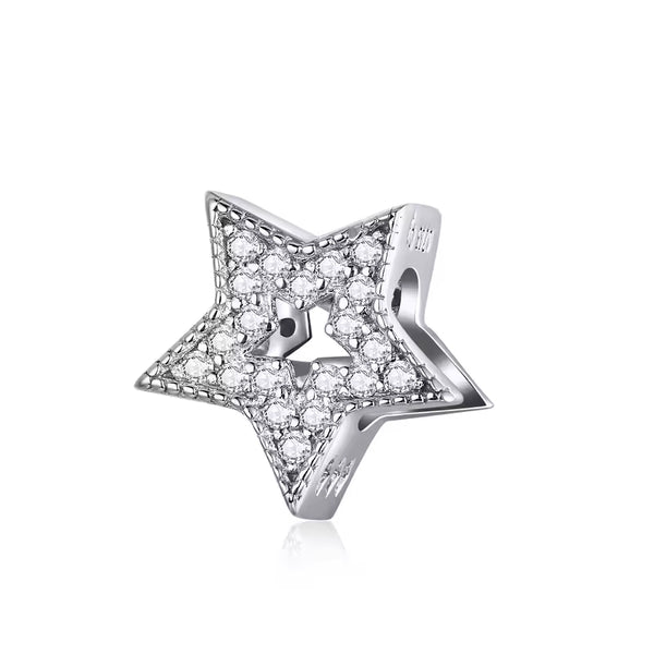 Sternen Charm aus 925er Silber, besetzt mit zahlreichen Kristallen – funkelndes Symbol für Hoffnung, Licht und innere Führung.