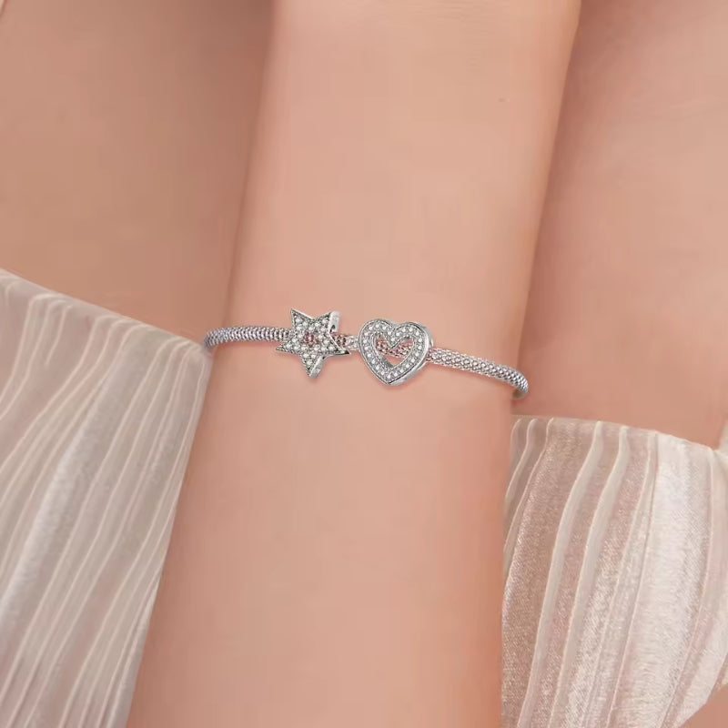Sternen Charm aus 925er Silber, besetzt mit zahlreichen Kristallen – funkelndes Symbol für Hoffnung, Licht und innere Führung.