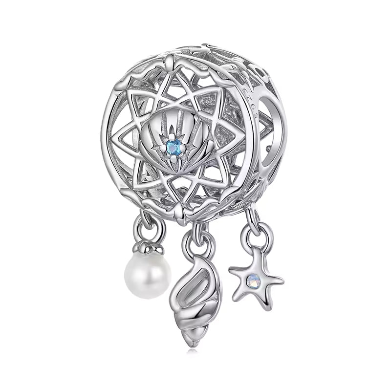 Silberner Traumfänger Charm mit Muschelmotiven – inspiriert vom Ozean, der Unterwasserwelt & als Schutzengel-Symbol. Perfekt für Meeresliebhaber. 🌊🐚✨