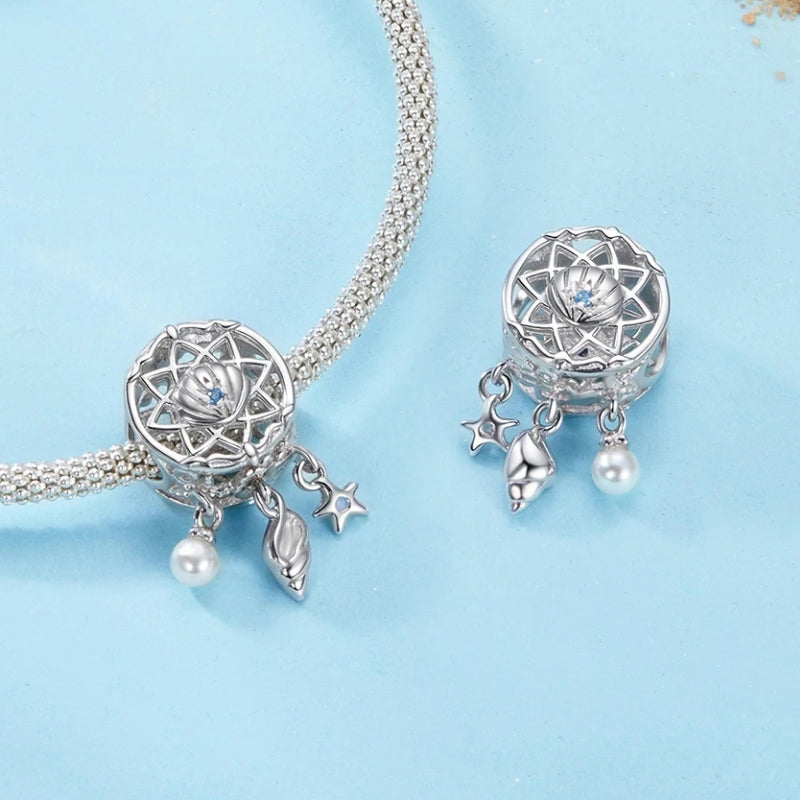 Silberner Traumfänger Charm mit Muschelmotiven – inspiriert vom Ozean, der Unterwasserwelt & als Schutzengel-Symbol. Perfekt für Meeresliebhaber. 🌊🐚✨