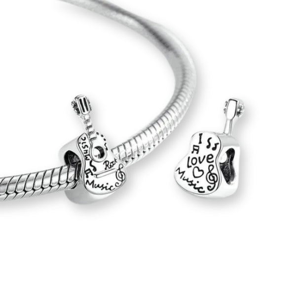 Gitarre Charm aus 925er Silber – filigraner Musik-Anhänger für Musiker & Musikliebhaber, tragbar an Armband oder Kette.