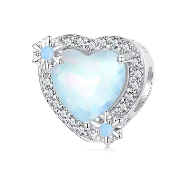 Herz Schneezauber Charm aus 925er Silber mit Blue Ice Kristall, umrahmt von Schneeflocken und kleinen Kristallen – perfekter Winteranhänger fürs Charm-Armband.