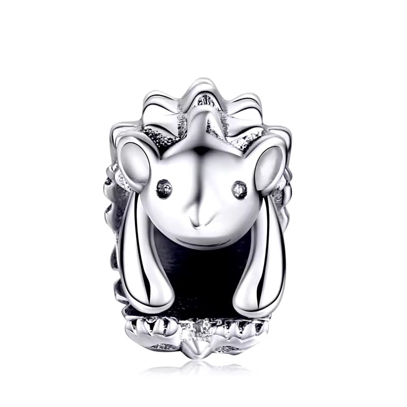 Igel Charm aus 925er Silber ohne Kristalle – liebevoll gestalteter Tieranhänger als Symbol für Schutz, Achtsamkeit und innere Stärke.