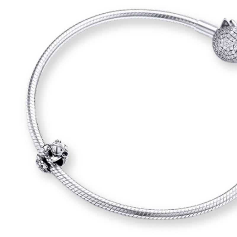 Igel Charm aus 925er Silber ohne Kristalle – liebevoll gestalteter Tieranhänger als Symbol für Schutz, Achtsamkeit und innere Stärke.