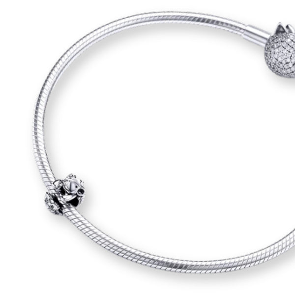 Igel Charm aus 925er Silber ohne Kristalle – liebevoll gestalteter Tieranhänger als Symbol für Schutz, Achtsamkeit und innere Stärke.