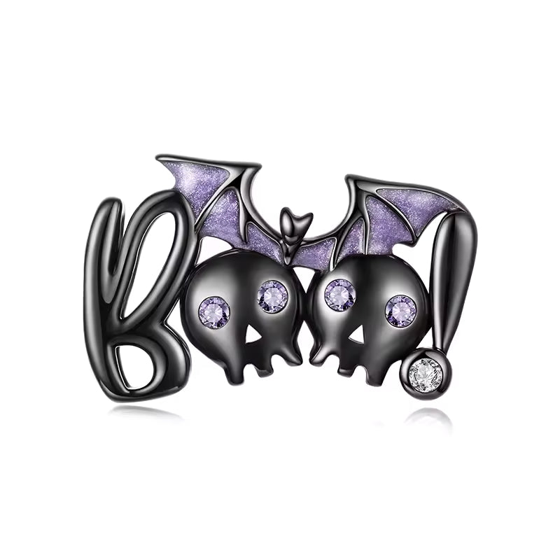 BOO Halloween Charm aus 925er Silber mit schwarzer & lila Emaille und sitzender Fledermaus – verspielter Anhänger für Halloween & Gruselfans.