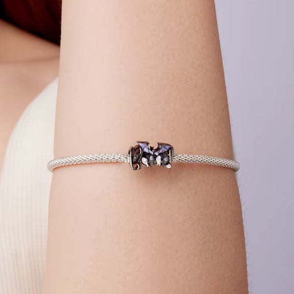 BOO Halloween Charm aus 925er Silber mit schwarzer & lila Emaille und sitzender Fledermaus – verspielter Anhänger für Halloween & Gruselfans.