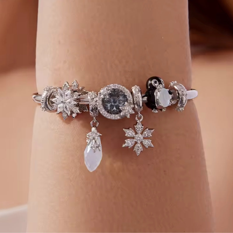 Schneeflocken Charm mit vielen Kristallen – winterlicher Anhänger mit funkelndem Eiskristall-Design, perfekt für Charm-Armbänder und Ketten. ❄️✨