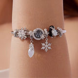 Schneeflocken Charm mit vielen Kristallen – winterlicher Anhänger mit funkelndem Eiskristall-Design, perfekt für Charm-Armbänder und Ketten. ❄️✨