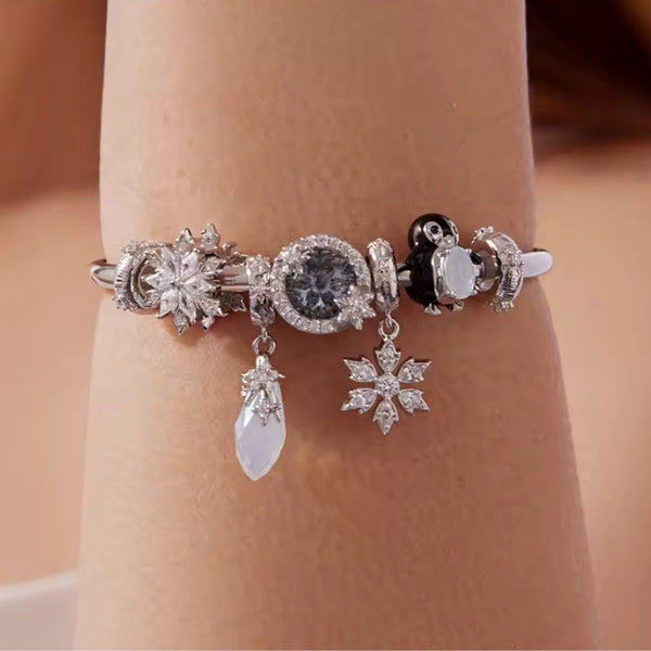 Schneeflocken Charm mit vielen Kristallen – winterlicher Anhänger mit funkelndem Eiskristall-Design, perfekt für Charm-Armbänder und Ketten. ❄️✨