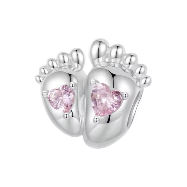 Baby Füßchen Charm aus 925er Sterlingsilber mit zwei rosa Herz-Kristallen – liebevoller Charm zur Geburt für Armband.
