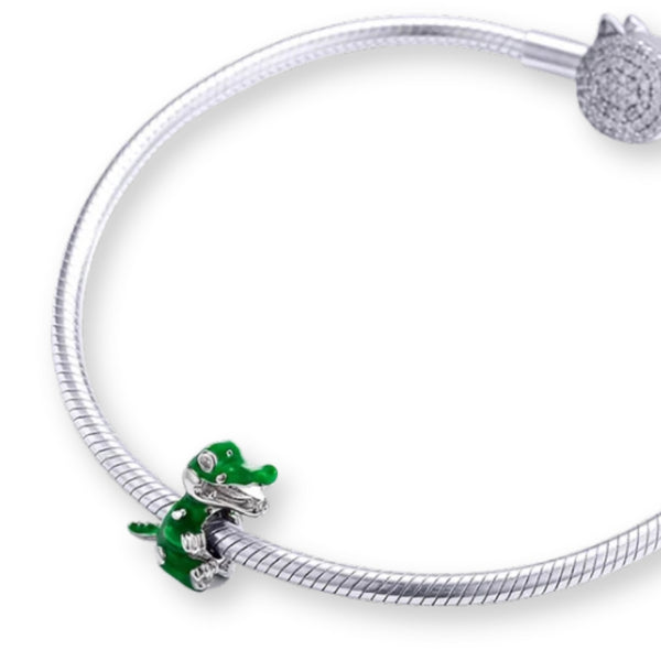 Grünes Krokodil Charm aus 925er Silber mit Kristallaugen und geöffnetem Maul – verspielter Tieranhänger als Symbol für Stärke & Humor.