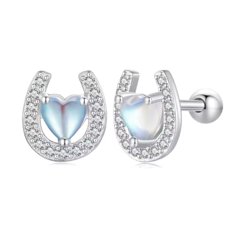 Pferde-Hufeisen Ohrstecker in Herzform aus 925er Sterlingsilber – filigraner Schmuck für Reiterinnen & Pferdefreunde mit Symbolkraft