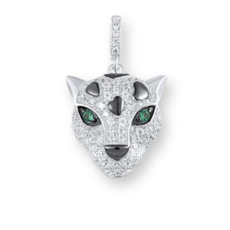 Leopard Anhänger aus 925er Silber mit grünen Kristallaugen – symbolträchtiger Talisman für Stärke, Intuition und Eleganz.