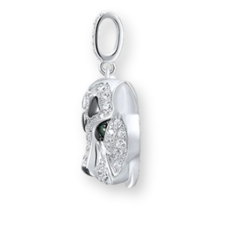 Leopard Anhänger aus 925er Silber mit grünen Kristallaugen – symbolträchtiger Talisman für Stärke, Intuition und Eleganz.