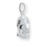 Leopard Anhänger aus 925er Silber mit grünen Kristallaugen – symbolträchtiger Talisman für Stärke, Intuition und Eleganz.