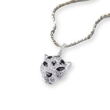 Leopard Anhänger aus 925er Silber mit grünen Kristallaugen – symbolträchtiger Talisman für Stärke, Intuition und Eleganz.