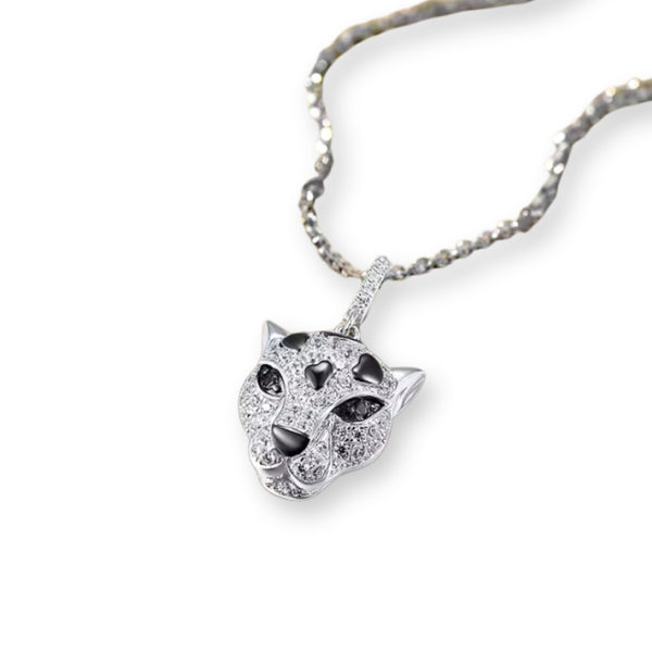 Leopard Anhänger aus 925er Silber mit grünen Kristallaugen – symbolträchtiger Talisman für Stärke, Intuition und Eleganz.