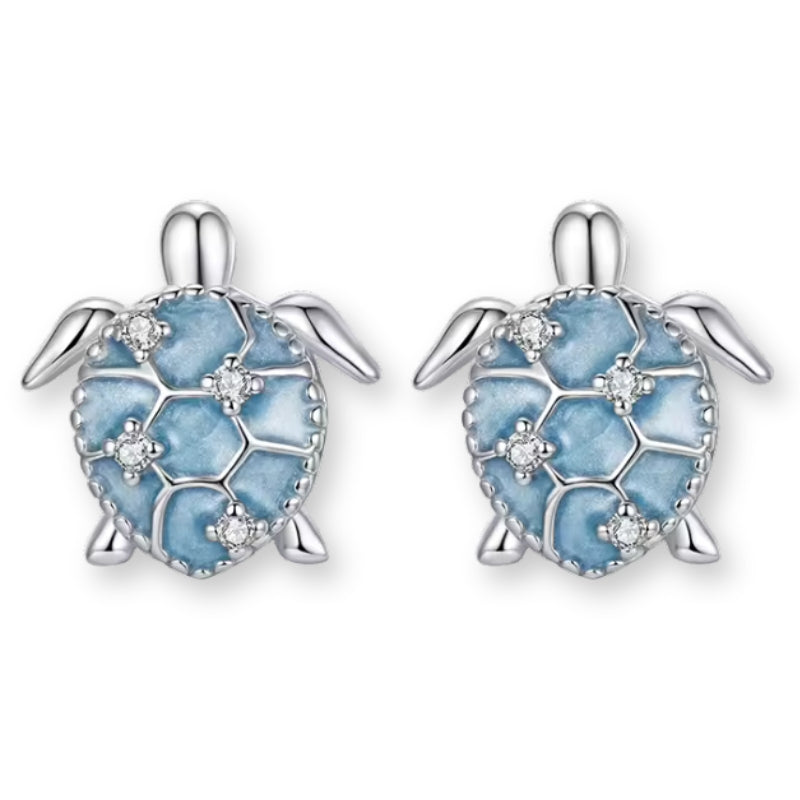 Schildkröten Ohrstecker aus 925 Sterling Silber mit blauem Panzer und funkelnden Zirkonia Kristallen am Ohr getragen, maritimer Schmuck für Damen.