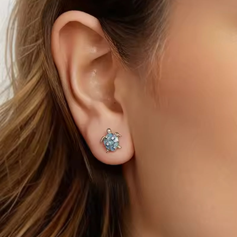 Schildkröten Ohrringe aus echtem 925 Silber mit blauem Schildkrötenpanzer, silberfarbenen Flossen und weissen Zirkonia Kristallen, Meeresschildkröten Schmuck.