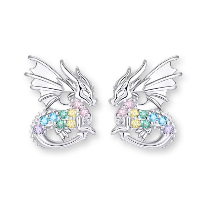Silberne Drachen Ohrringe aus 925 Sterlingsilber mit ausgebreiteten Flügeln und bunten Zirkonia Kristallen in Rosa, Blau, Grün, Gelb und Violett.