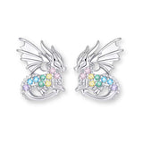 Silberne Drachen Ohrringe aus 925 Sterlingsilber mit ausgebreiteten Flügeln und bunten Zirkonia Kristallen in Rosa, Blau, Grün, Gelb und Violett.